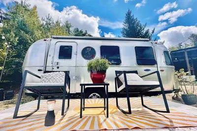 Image de Petite Airstream Cottage w/Private Hot Tub + Sauna Access by Blue Ridge Parkway