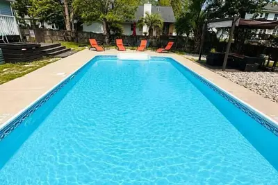 Image de King Ensuite Retreat | Private Pool • Game Room