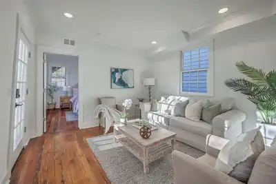 Image de 1880s Charleston Single, Two bedroom with parking