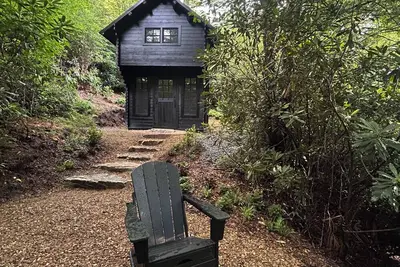Image de Storybook Forest Cottage w/Loft, Hot Tub + Sauna Access by Blue Ridge Parkway