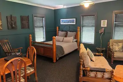 Image de Spacious Retreat with Hot Tub. Great for families!