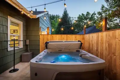 Image de The Emerald on Orchard - Hot Tub, Backyard Games & Steps to Uo