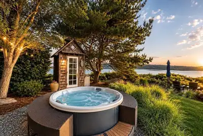 Image de Langley Waterfront Oasis with Hot Tub
