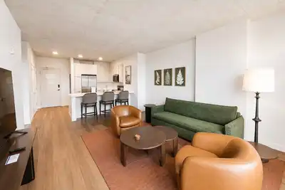 Image de Large Apartment with partial view of Lake Superior & access to Foundry Wellness