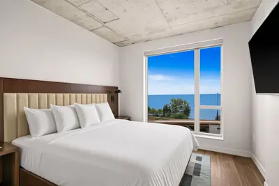 Image de 2 Bedroom/2 Bath Unit with sweeping view of Lake Superior