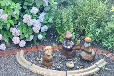 Image de Unwind in a peaceful private garden retreat just one block from Columbia River.
