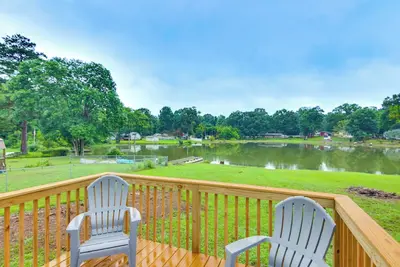 Image de Cedar Pines Lake Views! Charming Waterfront Home