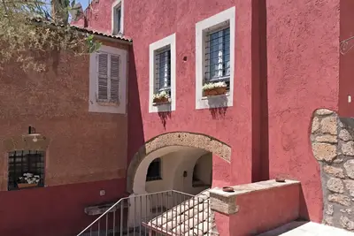 Image de 70-square-meter suite with a king-size bed, twin beds, kitchen, and bathroom