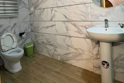 Image de 10 minutes away from Lagos Airport. Warm and Elegant 4 Bedroom Luxury Apartment.