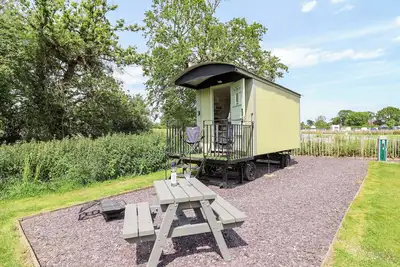 Image de Hop To It, romantic, with a garden in Wem
