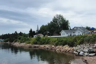 Image de Coming Summer of 2027! Cozy 1 bedroom cottage on overlooking Bunker's Harbor!