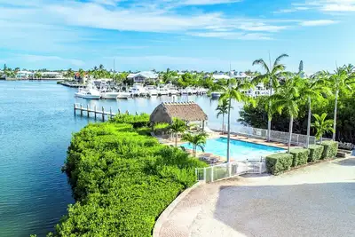 Image de *New! *Life is a Marathon~Views! ~Pool~Dock~HotTub!