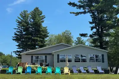 Image de Peaceful 3-Bedroom Lake House with Stunning Sunset Views