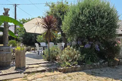 Image de Charme garanti pour cette jolie longère avec Jardin à Kerdalé - 400m Plage