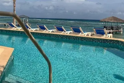 Image de *Beachfront* New Renovations - Pool/Cinema/Putting Green