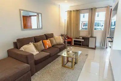 Image de Charming 4-bedroom townhome with Ac, pool, and Wi-Fi in vibrant East Legon