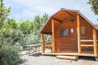 Image de Rustic Cabin (Sleeps 4) - The Camping Cabin sleeps a maximum of 4. Bring your own linens.