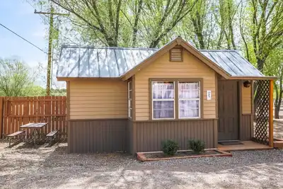 Image de Rustic Cabin (Sleeps 6) - The Camping Cabin sleeps a maximum of 6. Bring your own linens.