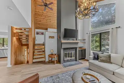 Image de Modern Townhome at Loon- Pool & Hot Tub Access!