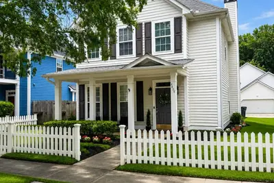 Image de The Launching Pad:  Beautifully updated, swim-tennis community, great location!