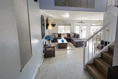 Image de 4-Br Lancaster Oasis with Pool, Heated Jacuzzi, Ac & Balcony