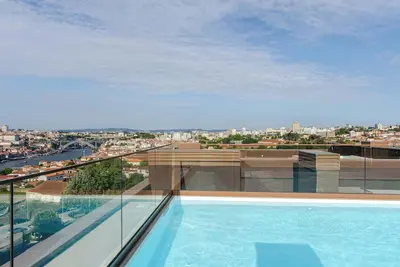 Image de Premium Flat w/ Rooftop Pool & Garage by HostWise