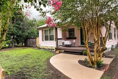 Image de Downtown Blush Bungalow and Hot Tub