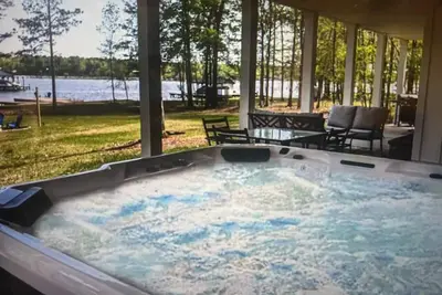 Image de “The “Southern Pine” Lakeside Farmhouse - Dock, Fire Pit, Hot Tub