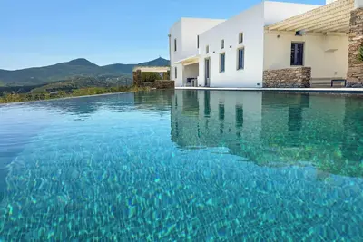 Image de Maison d'architecte cycladique avec vue mer et montagne