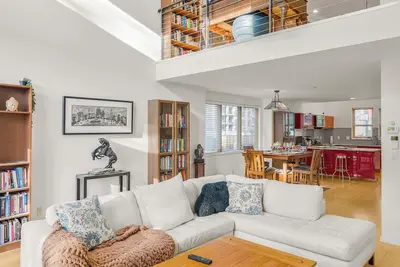 Image de Spacious 2Br + Suite Belmont Retreat w/Sauna Gym Outdoor Space