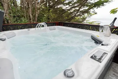 Image de Pukehuia Paradise – Private Spa Retreat with Wellington Harbour Views