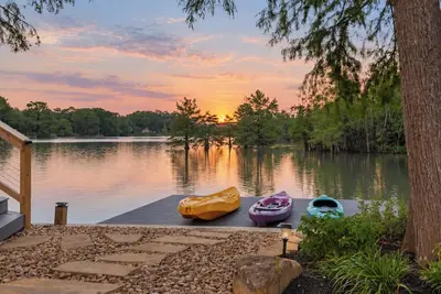 Image de Cypress Cove  Waterfront Pickleball  Hot tub