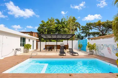 Image de Large-Family-Home Private Pool, Game Room & Outdoor Kitchen—Minutes from Beaches