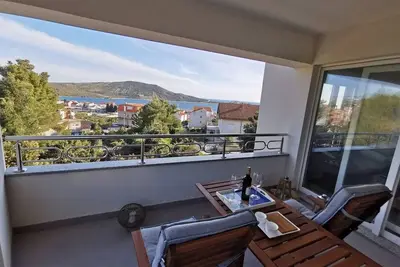 Image de Appartement de deux chambres avec la terrasse et la vue sur le mer Primosten (A-27867-a)