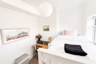 Image de Free Parking | Gloucester Rd 2-Bed Flat | Sleeps 6