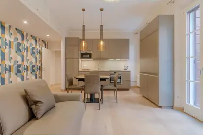 Image de An elegant and bright 56 ​​square meters apartment featuring a spacious patio (24 square meters)—perfect for four guests—located on the raised ground floor of a renovated building. The property is ideally situated for visiting Venice and is well-s