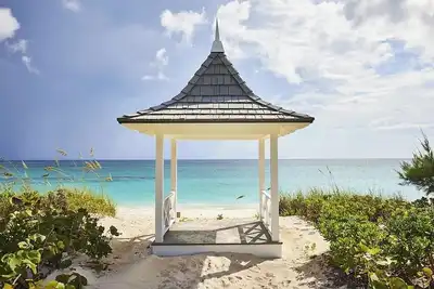 Image de Beachfront Cottage | Swimming Pool | Near French Leave Beach
