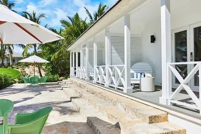 Image de 1 King Garden Suite | Swimming Pool | Ocean Views | Near Tippy’s Beach Bar