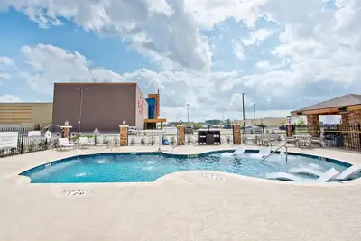 Image de Accessible 1br Suite w/ Free Hot Breakfast + Pool
