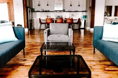 Image de Champagne Loft top-floor retreat in the heart of Dubuque's Millwork District