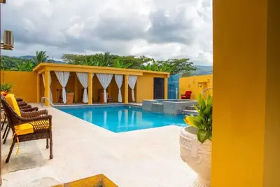 Image de Villa 7 Chambres avec Piscine, Vue Océan & Équipements Premium.
