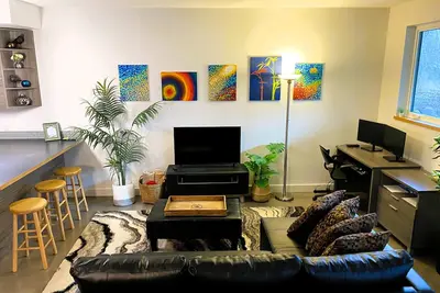 Image de Bright walk-out basement suite with private entrance & patio close to downtown!