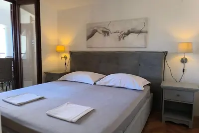 Image de Appartement de deux chambres avec le balcon et la vue sur le mer Primosten (A-27879-a)