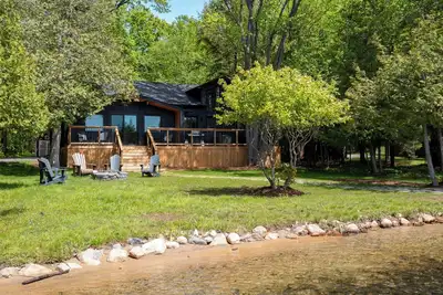 Image de Lakeside Muskoka Family Cottage 3b/2ba w/  Private Sandy Beach, A/C & Starlink