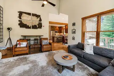 New! Spacious 4br Mountain Townhome