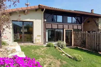Image de Cottage « Maison de la Source, gîte de groupe » entouré par la nature