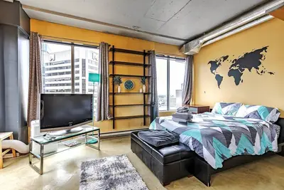 Image de Industrial-Style Cityscape 1 Bedroom Loft