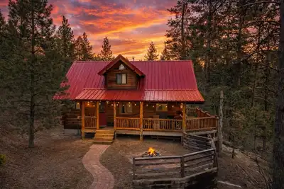 Image de Secluded 4-bedroom cabin on 2. 8 acres w/ mountain views, private trail & hot tub