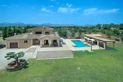Image de Impressive & Spacious Villa - Private Pool, Outdoor Kitchen, Bar & Sauna - 20 mis walk to Alcudia!