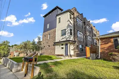 Image de 14 Room, 27 bed, Multi-Townhome Complex, Roof Decks, 2mi to Dt!